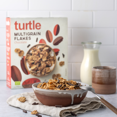 Caixa de cereais Turtle Multigrain Flakes Chocolate e tigela com flocos de cereais e chocolate