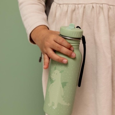 Criança segurando garrafa de água verde com ilustração de dinossauro