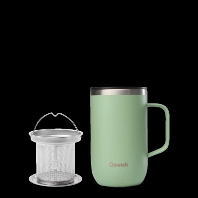 Caneca de chá verde com infusor em fundo preto