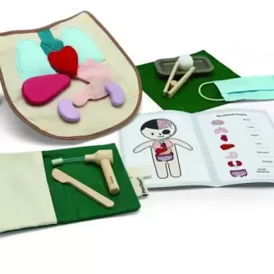 Brinquedo educativo com órgãos internos em feltro, estetoscópio, martelo e livro ilustrado