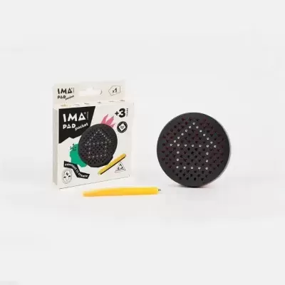 Jogo IMÀ PAD pocket com tabuleiro redondo preto, caneta amarela e embalagem branca