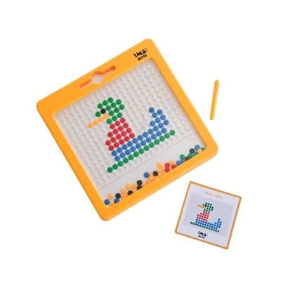 Tabuleiro jogo pinos coloridos com padrão de pato e cartão de exemplo