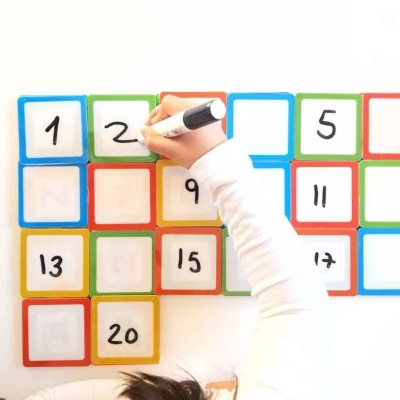 quadros brancos com bordas coloridas e números escritos