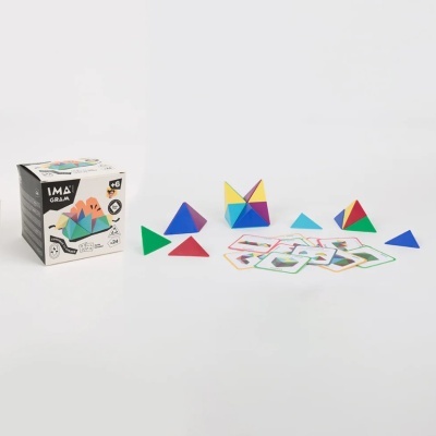 Brinquedo educativo de construção com triângulos coloridos e cartas