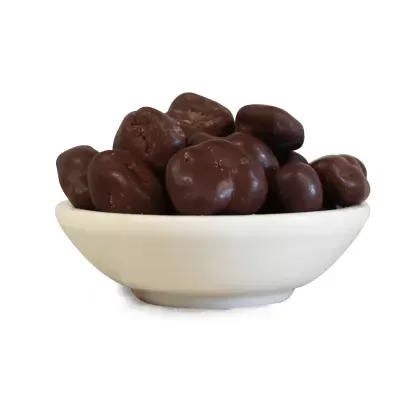 Amêndoas cobertas de chocolate no prato branco