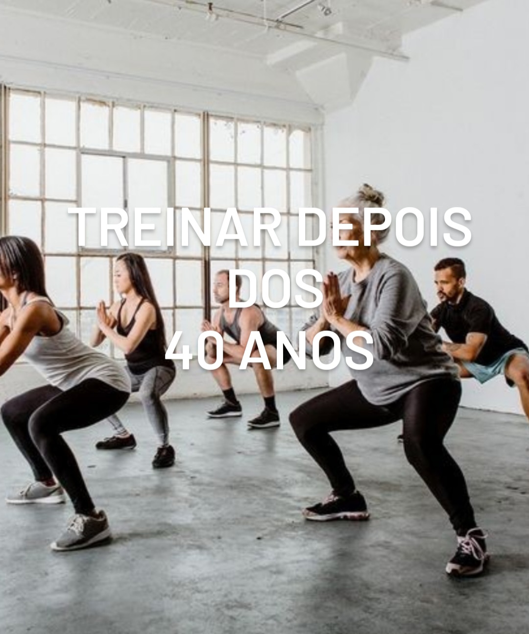 Grupo a fazer exercício físico num estúdio com janela grande e roupa desportiva casual