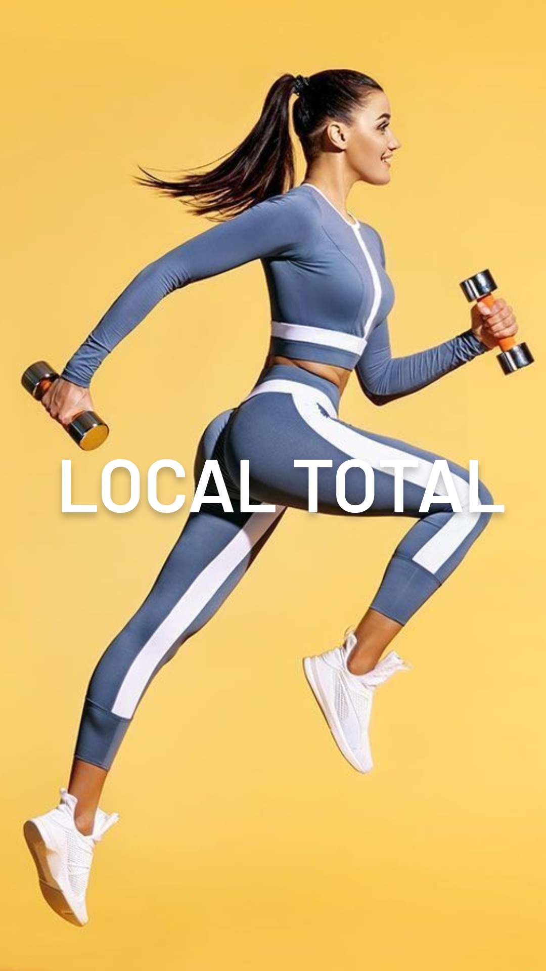 Mulher a saltar com fato de treino azul e branco e halteres em fundo amarelo