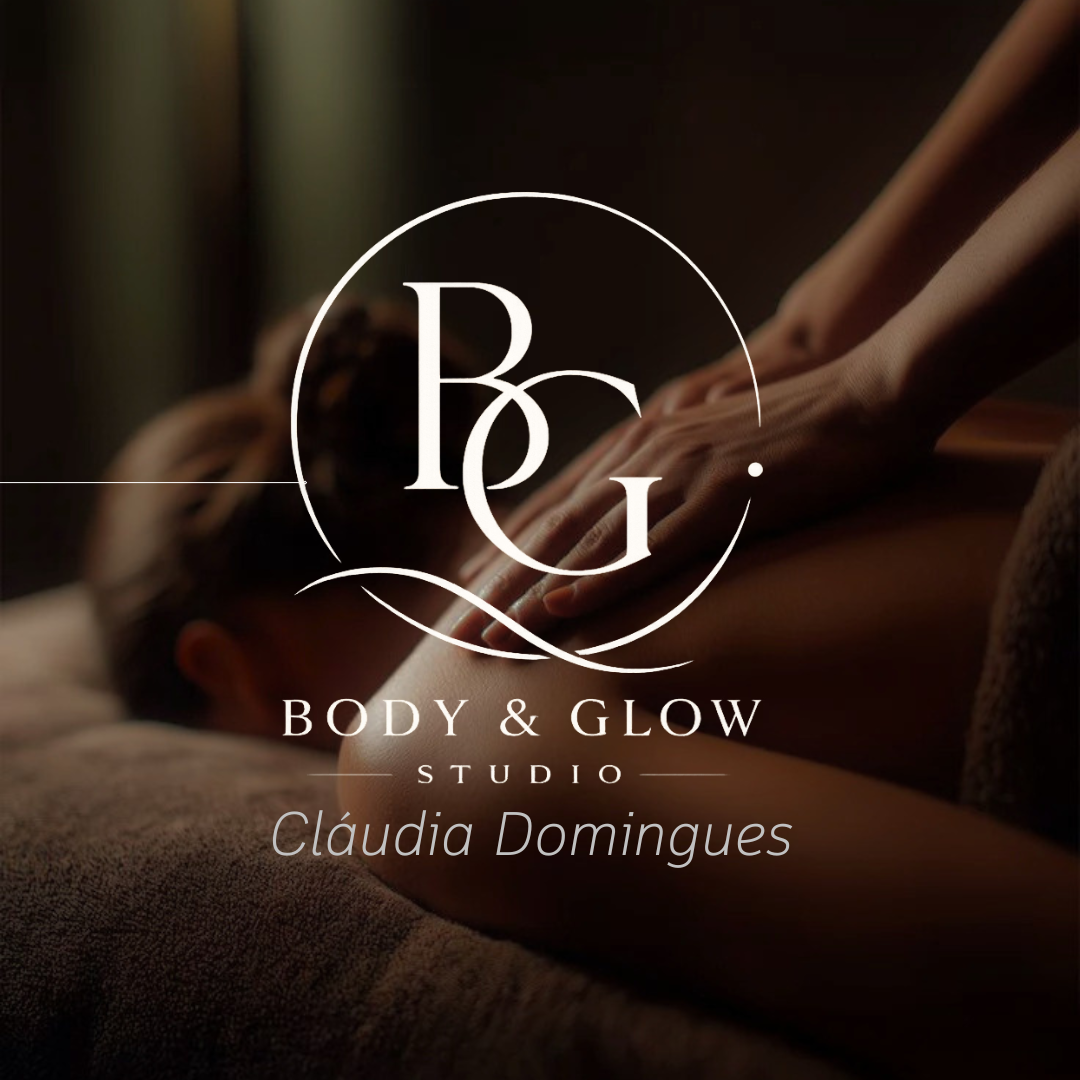 Pessoa a receber massagem num estúdio de corpo e beleza com iluminação suave.
