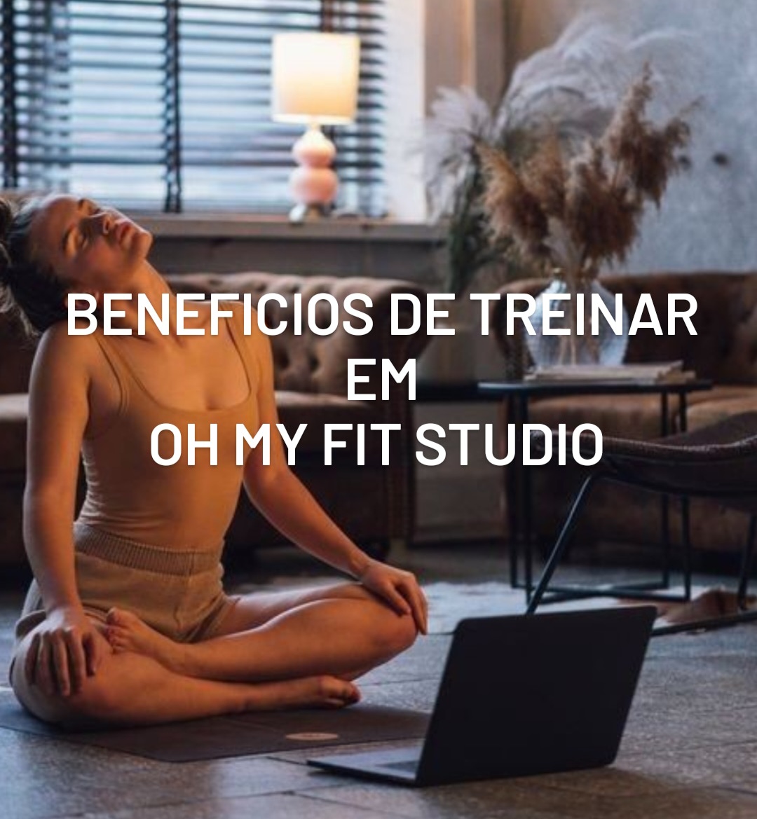 Mulher a praticar yoga à frente de um laptop num ambiente interior com sofá e plantas