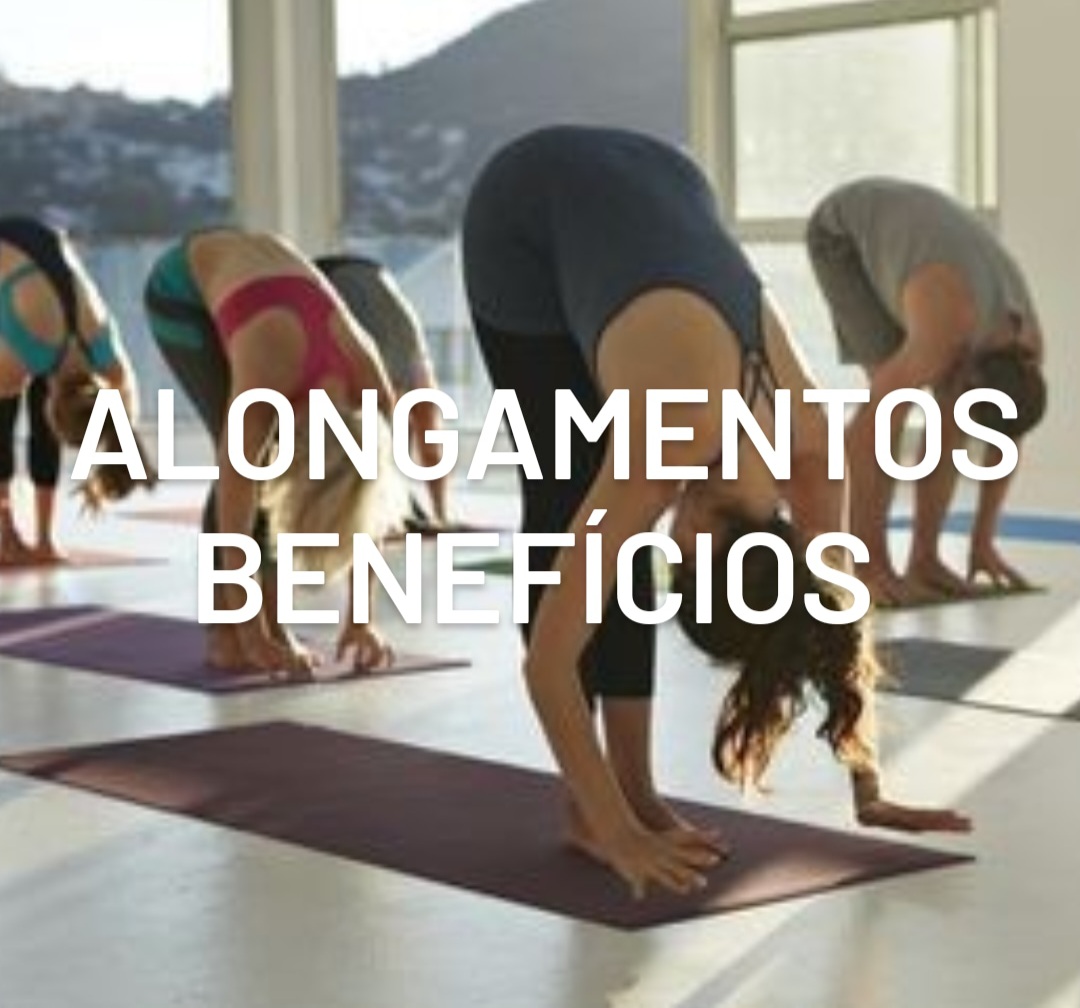 Grupo a fazer alongamentos sobre tapetes de yoga com texto ALONGAMENTOS BENÉFICIOS