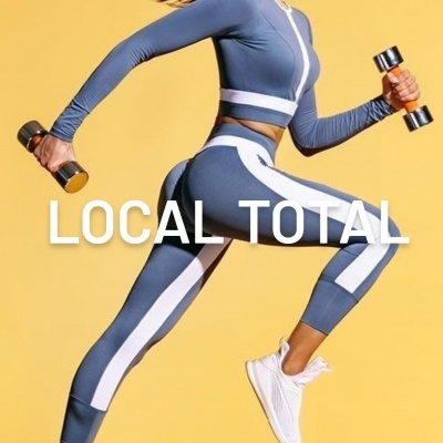 Mulher a saltar com fato de treino azul e branco e halteres em fundo amarelo