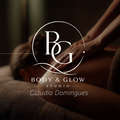 Pessoa a receber massagem num estúdio de corpo e beleza com iluminação suave.