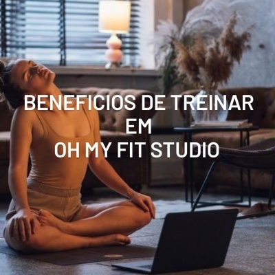 Mulher a praticar yoga à frente de um laptop num ambiente interior com sofá e plantas