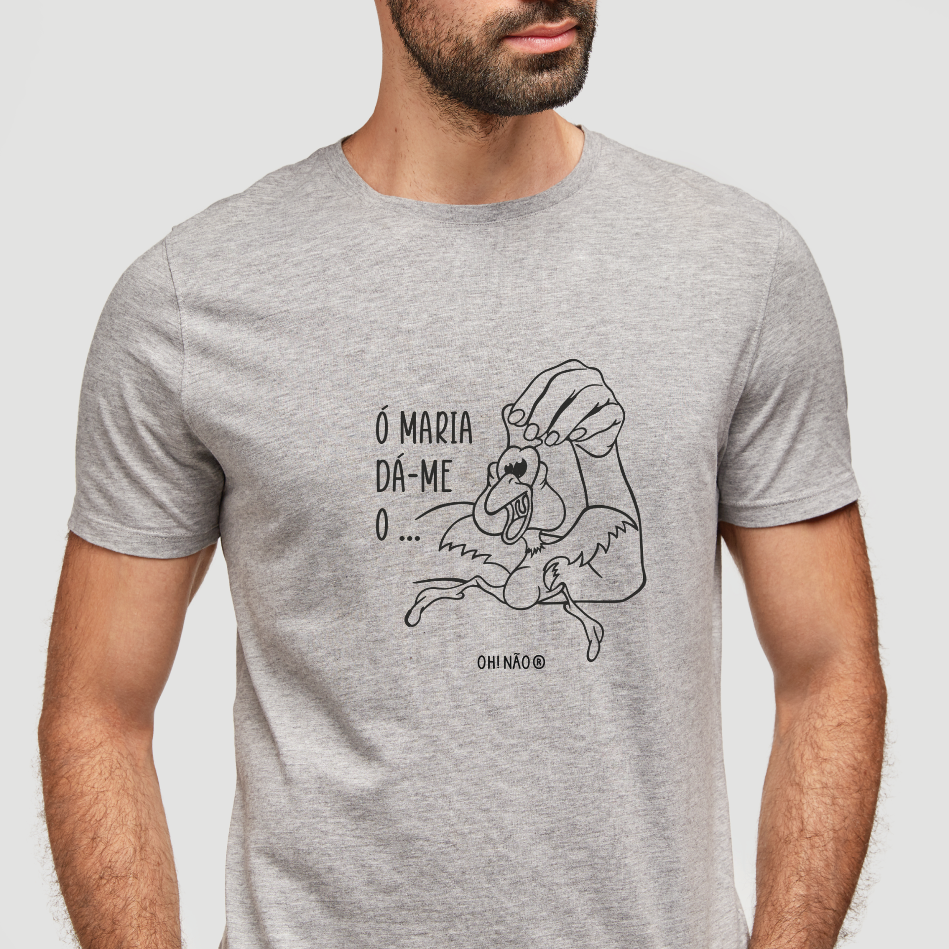T-shirt “Ó Maria…” Homem vestido com t-shirt cinza clara estampada com desenho e texto em preto