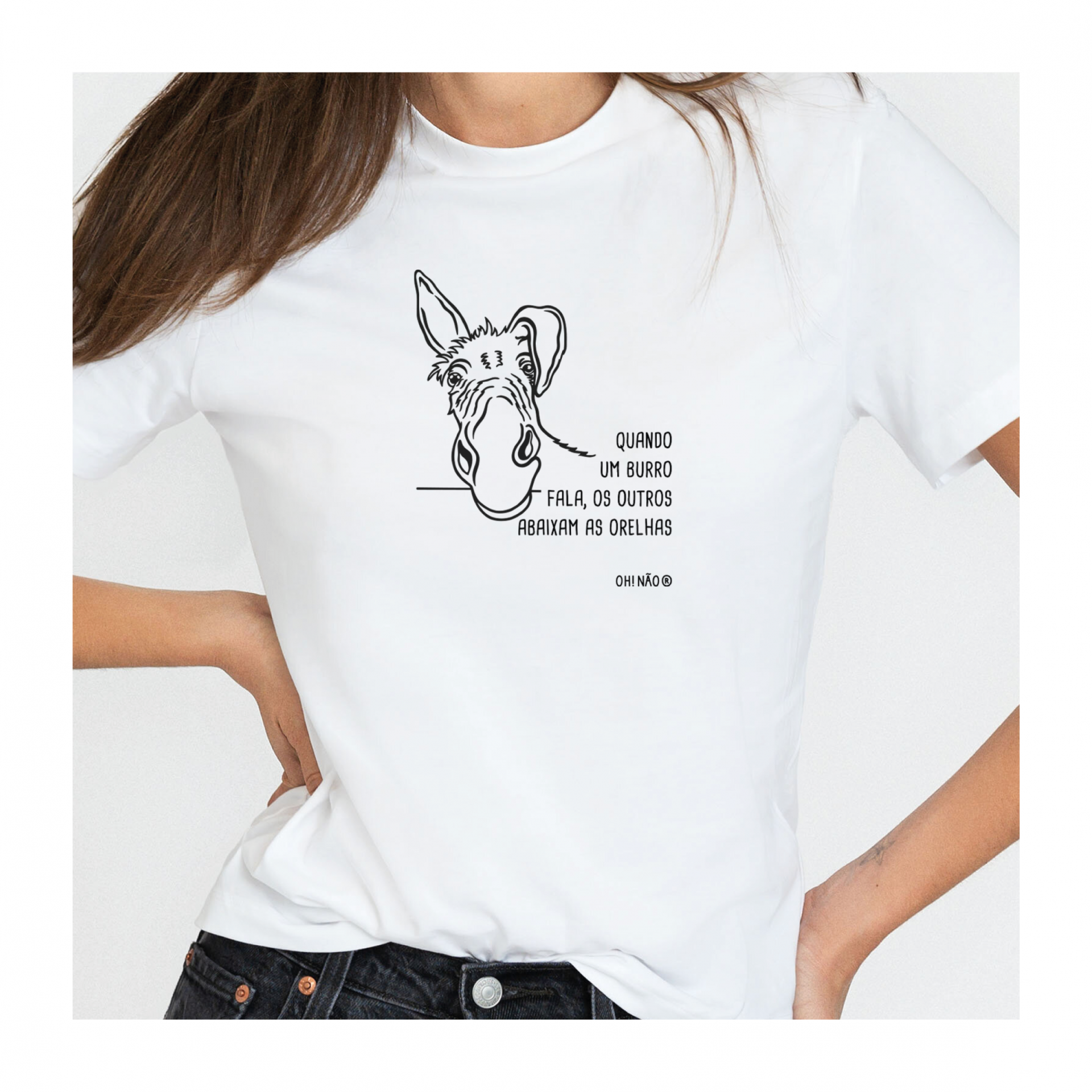 T-shirt “Quando um burro fala, os outros abaixam as orelhas” T-shirt branca com design de burro e texto em português