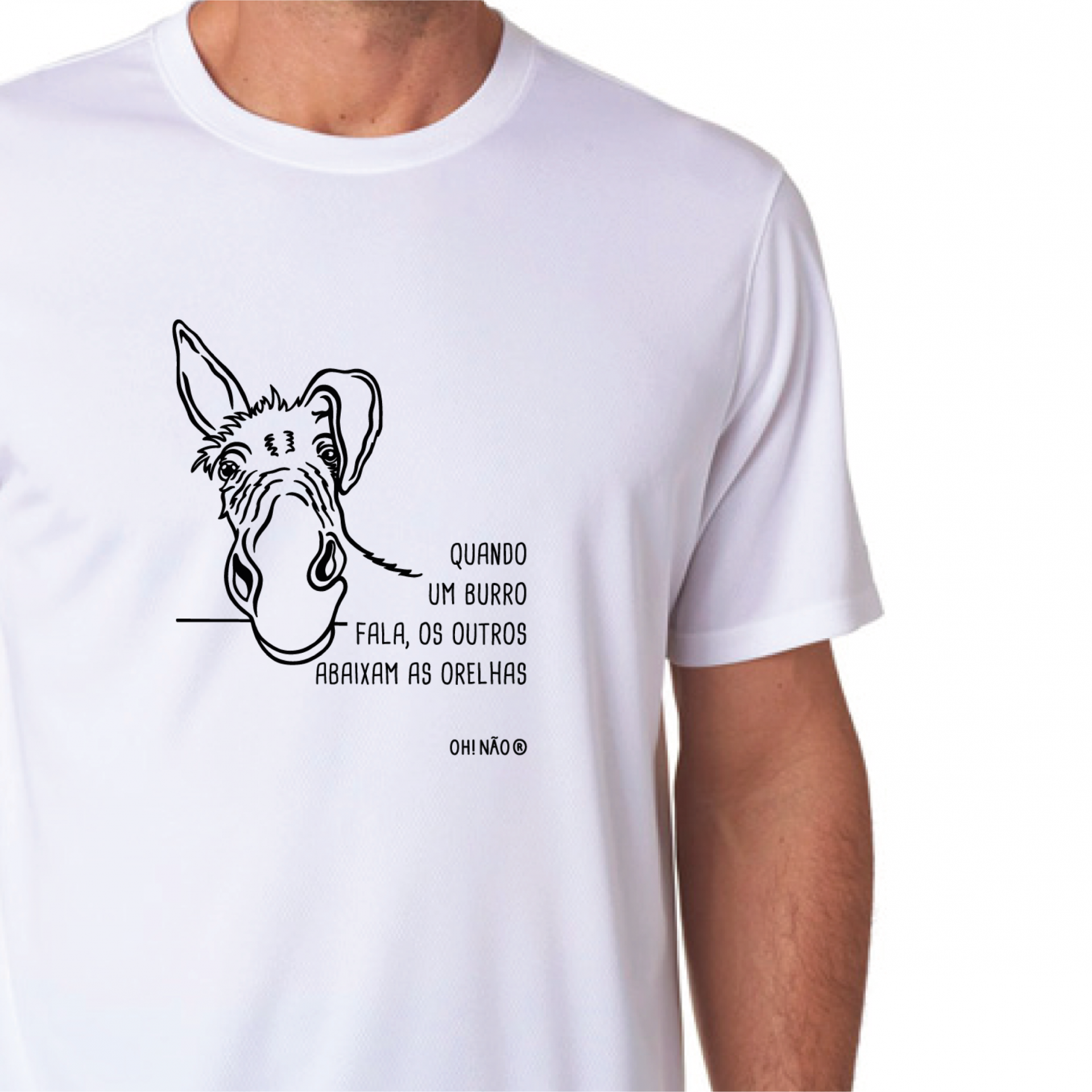 T-shirt “Quando um burro fala, os outros abaixam as orelhas” T-shirt branca com desenho de burro e texto em preto na frente.