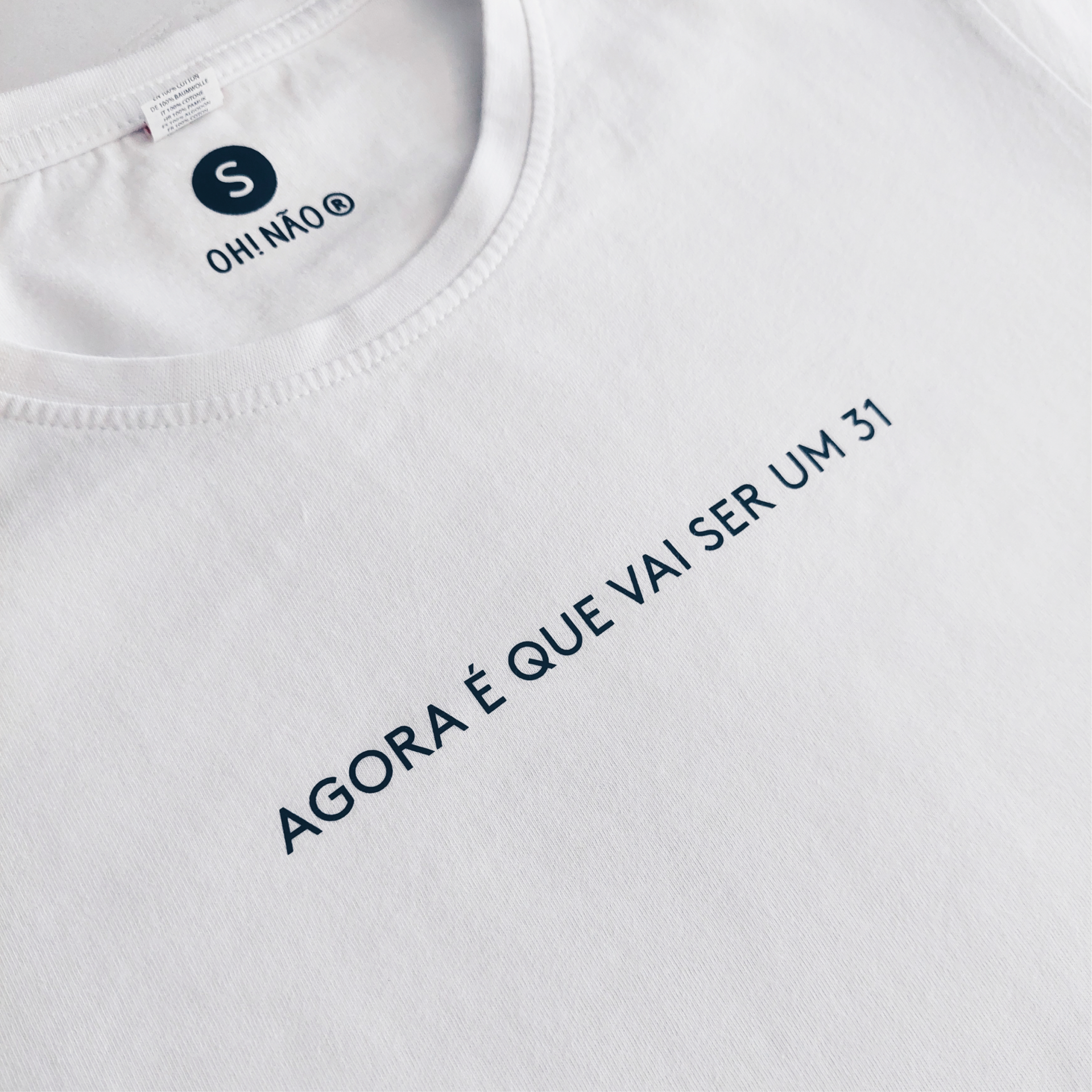 T-shirt “Agora é que vai ser um 31” T-shirt branca com texto impresso 'AGORA É QUE VAI SER UM 31'