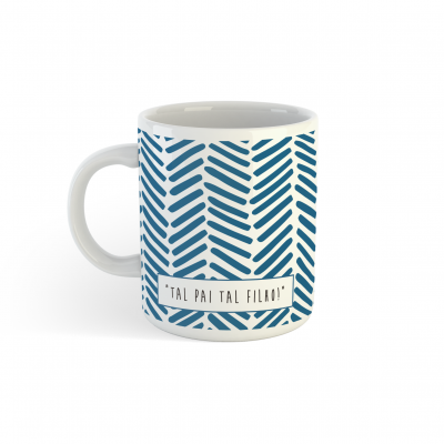 Caneca branca com padrão azul e texto TAL PAI TAL FILHO