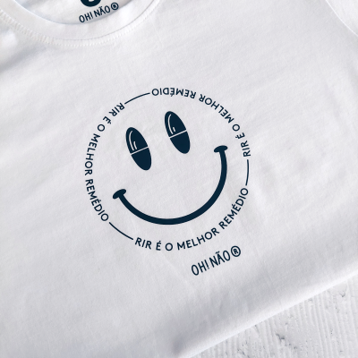 Camisola branca com estampa de rosto sorridente e texto em círculo