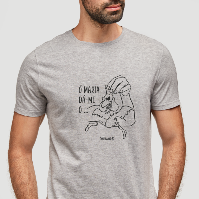 Homem vestido com t-shirt cinza clara estampada com desenho e texto em preto