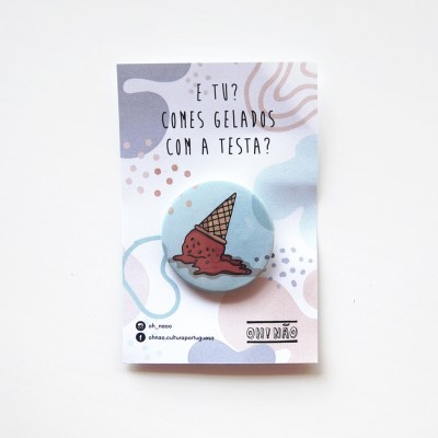 Botton com cone de gelado derramado em cartão com texto e padrão abstrato