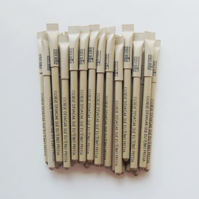 Canudos de papel reciclado cor bege com texto impresso