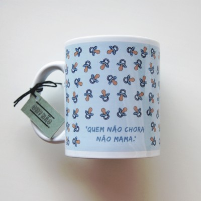 Caneca branca com padrão de chupetas e texto em azul