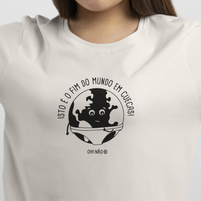 Camisola branca com estampado de globo e texto em português