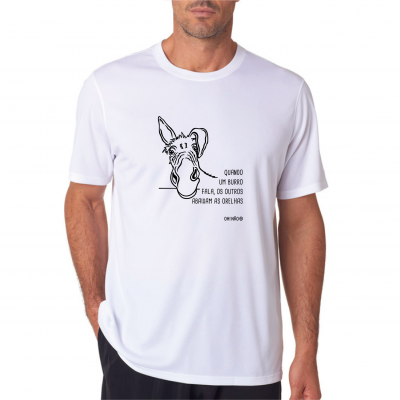 T-shirt branca com estampado preto de burro e texto em português.