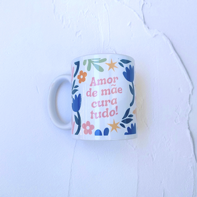 Caneca branca com texto 