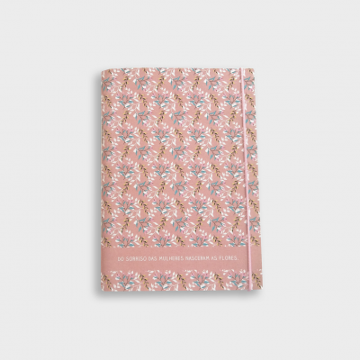 Caderno rosa com padrão floral e frase na capa