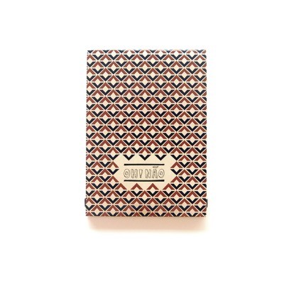 Caderno com capa geométrica e etiqueta OH! NÃO