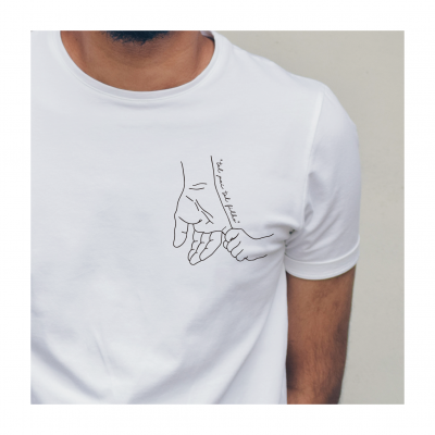 Camiseta branca com desenho de mãos entrelaçadas