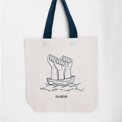 Mala de tela bege com alças pretas e ilustração a preto de punhos em barco com texto
