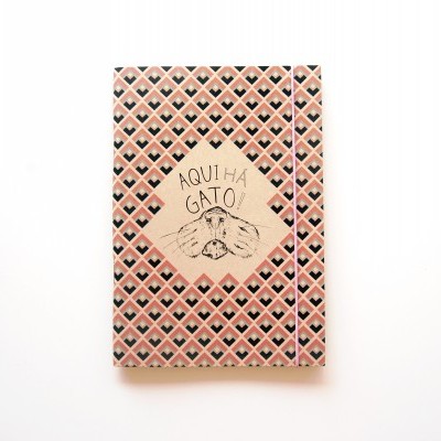 Caderno com capa dura padrão geométrico e texto AQUI HÁ GATO!