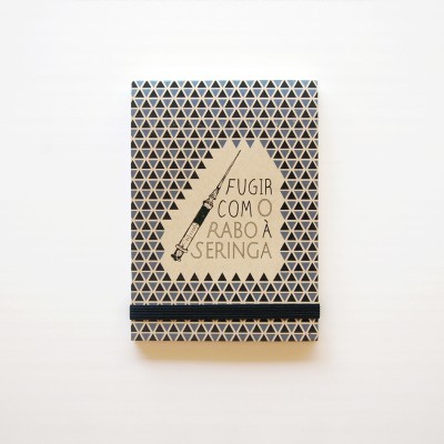 Caderno com padrão geométrico de triângulos e texto com ilustração de seringa
