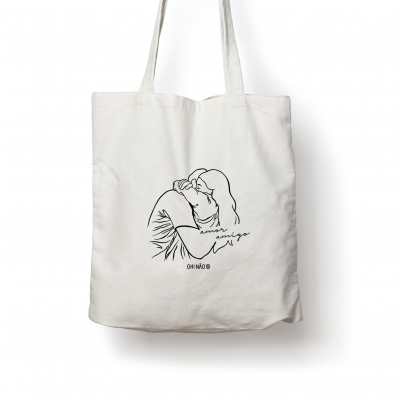 Saco tote bag branco com ilustração de casal e texto em preto