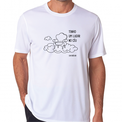 Camiseta branca com desenho de cadeira em nuvem e texto em preto