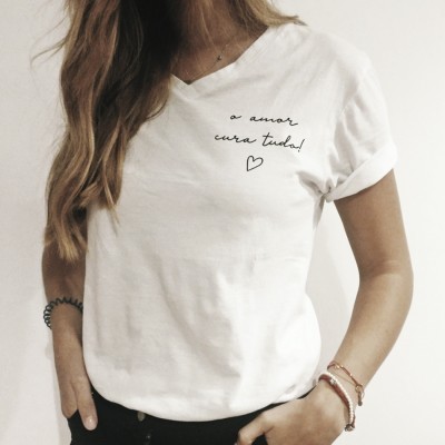 T-shirt branca com texto 