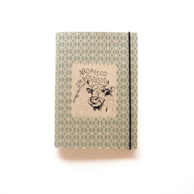 Caderno com capa rígida verde e bege com ilustração e texto