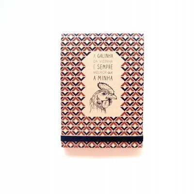 Caderno com capa estampada e texto em português com ilustração de galinha