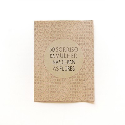 Cartão decorativo castanho claro com texto central em círculo e padrão floral.