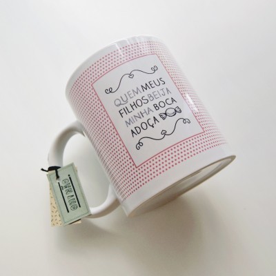 Caneca branca com texto em português e padrão de pontos vermelhos