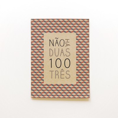Caderno com capa geométrica e texto 'NÃO HÁ DUAS 100 TRÊS'