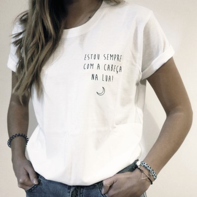 T-shirt branca com texto em português e desenho de lua