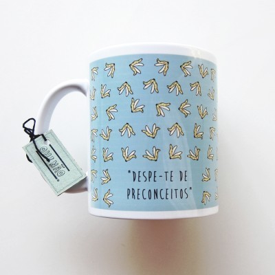 Caneca azul claro com padrão de mãos e texto preto