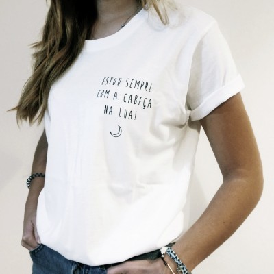 Camiseta branca com texto e desenho de lua em preto