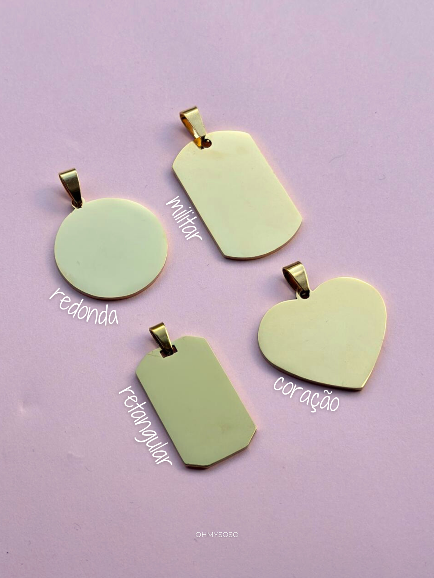 Colar Personalizado Foto Quatro pendentes dourados com diferentes formas sobre fundo lilás.