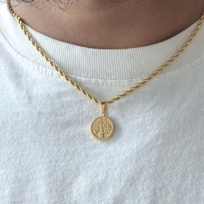 Colar com pendente em forma de árvore sobre camisola branca