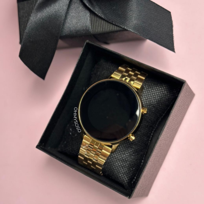 Relógio dourado com mostrador preto numa caixa preta com laço preto em fundo rosa